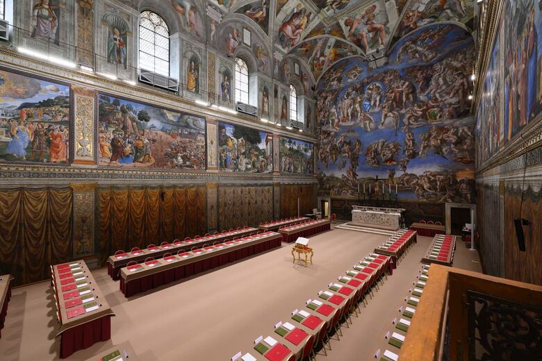 A Capela Sistina na véspera do conclave no Vaticano. | Foto: Handout/Vatican Media/AFP