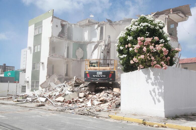 Escombros do Edifício Kátia Melo, em Jaboatão dos Guararapes, começam a ser retirados | Foto: Davi de Queiroz/Folha de Pernambuco