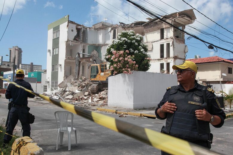 Defesa Civil inicia a demolição do Edifício Kátia Melo, em Piedade, Jaboatão dos Guararapes | Foto: Davi de Queiroz/Folha de Pernambuco