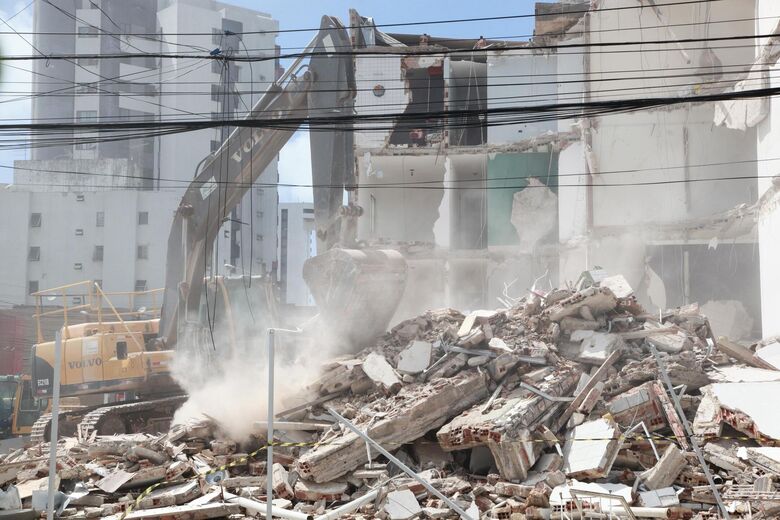 Escombros do Edifício Kátia Melo, em Jaboatão dos Guararapes, começam a ser retirados | Foto: Davi de Queiroz/Folha de Pernambuco