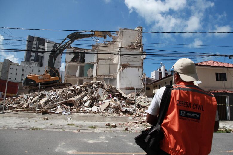 Defesa Civil inicia a demolição do Edifício Kátia Melo, em Piedade, Jaboatão dos Guararapes | Foto: Davi de Queiroz/Folha de Pernambuco
