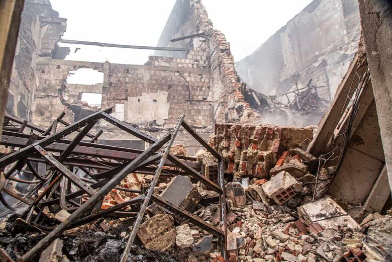 A área dos imóveis foi isolada e o fornecimento de energia das lojas interditadas foi suspenso. Foto: Matheus Ribeiro/Folha de Pernambuco. 