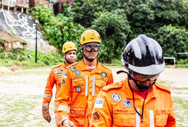 Exercício de simulação de resgate em Camaragibe | Foto: Matheus Ribeiro/Folha de Pernambuco