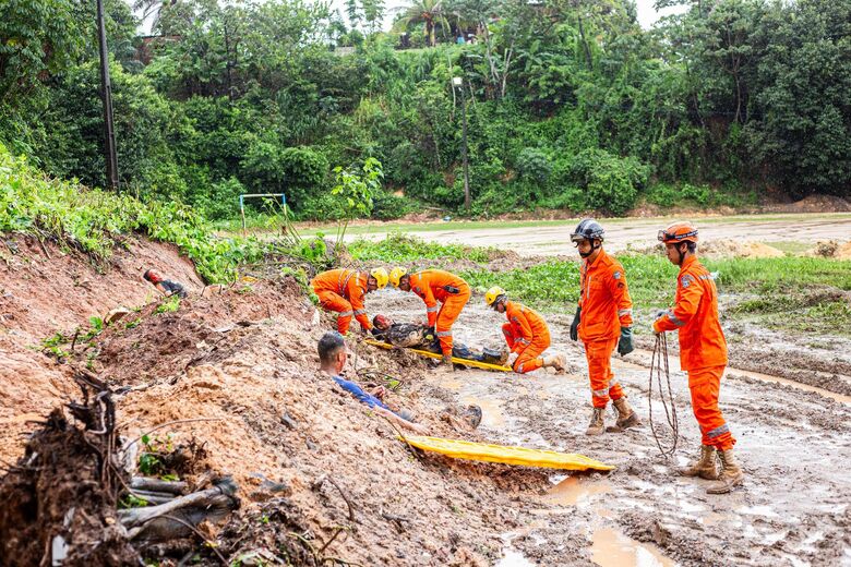 Exercício de simulação de resgate em Camaragibe | Foto: Matheus Ribeiro/Folha de Pernambuco