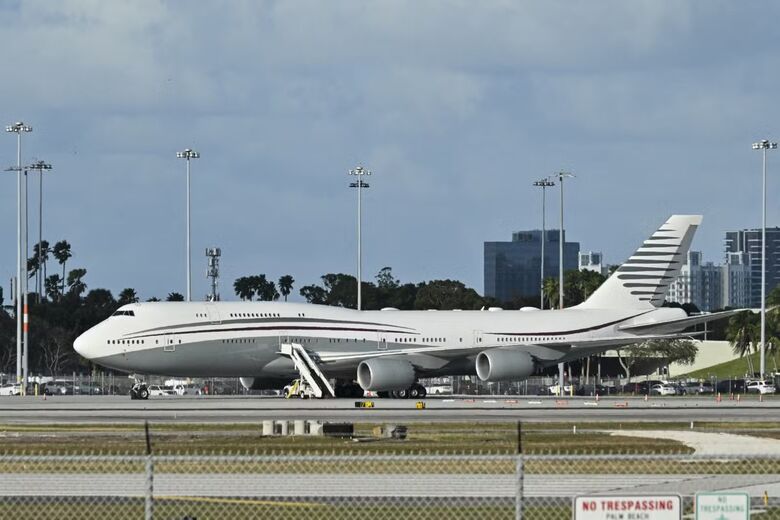 Boeing 747 pousa na pista do Aeroporto Internacional de Palm Beach após o presidente dos EUA, Donald Trump, ter visitado a aeronave em 15 de fevereiro de 2025  Foto: ROBERTO SCHMIDT / AFP