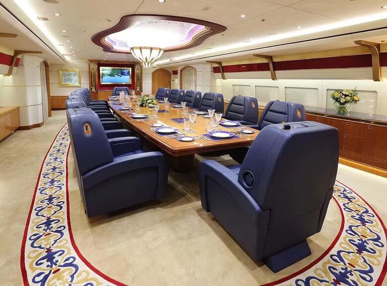 Sala de jantar e de reuniões do B747 da família real do Catar  Foto: Reprodução