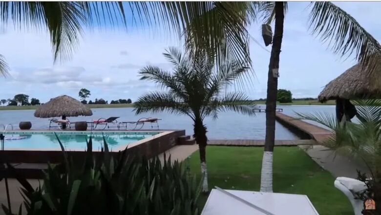 Detalhe da piscina e lago da Talismã  Foto: Reprodução YouTube
