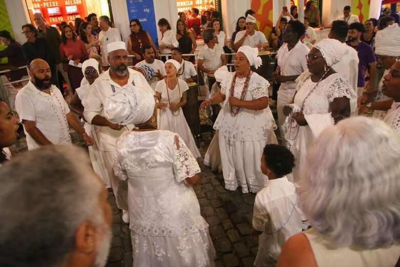 O Ilê Axé Ojuomi trouxe seu axé para a inauguração da nova exposição permanente do Paço do Frevo
Foto: Paullo Almeida/Folha de Pernambuco