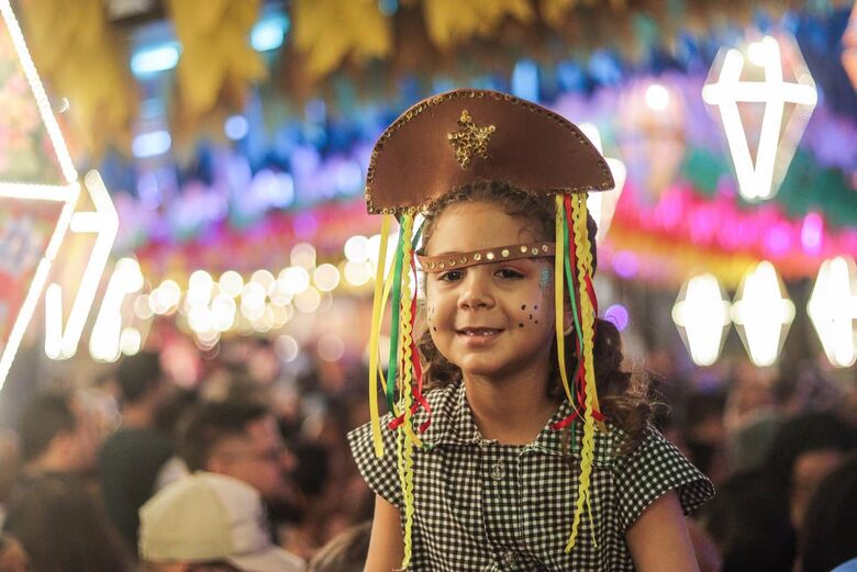 Véspera de São João na Avenida Rio Branco. Foto: Walli Fontenele/Folha de Pernambuco.