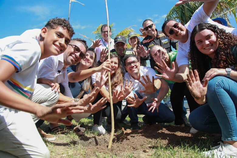 Primeiras mudas do projeto foram plantadas nesta terça-feira (3) | Foto: Davi de Queiroz/Folha de Pernambuco