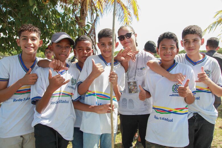 Primeiras mudas do projeto foram plantadas nesta terça-feira (3) | Foto: Davi de Queiroz/Folha de Pernambuco