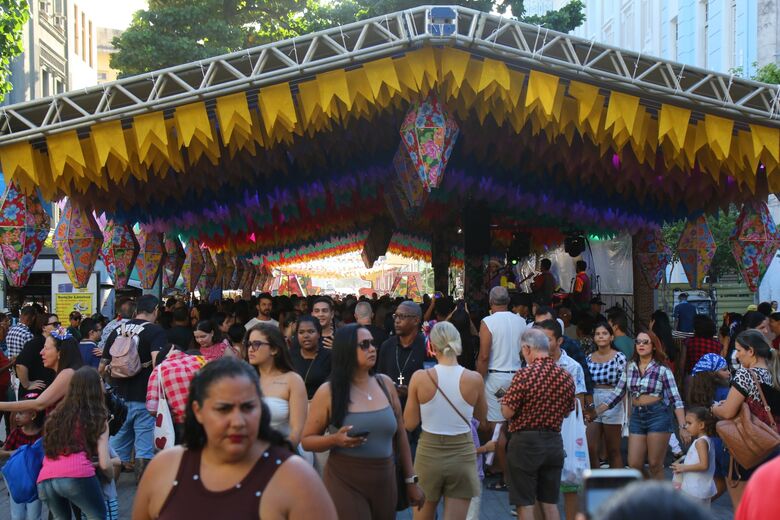 Público dança ao som do forró, no centro do Recife | Fotos: Paullo Allmeida/Folha de Pernambuco