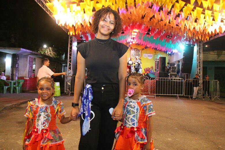 Patrícia Carolina, 23 anos, com as irmãs: Júlia e Juliana, de 3 anos, no São João de Campo Grande. Foto: Paullo Allmeida/ Folha de Pernambuco.