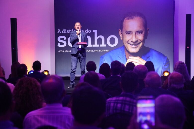 Lançamento da biografia do CEO da MV, Paulo Magnus, é prestigiada. Foto: Paullo Allmeida/Folha de Pernambuco