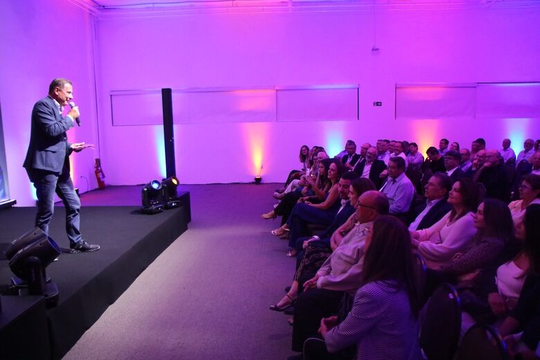 Lançamento da biografia do CEO da MV, Paulo Magnus, é prestigiada. Foto: Paullo Allmeida/Folha de Pernambuco