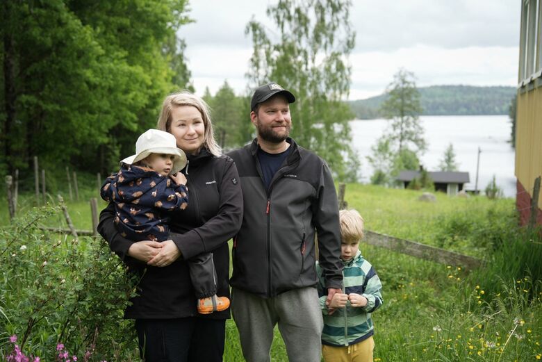 Antiga fazenda localizada no Parque Nacional Isojarvi, acessível apenas por barco ou a pé pela floresta e uma ponte, é um dos doze locais remotos onde os finlandeses podem se candidatar para passar uma semana cuidando de ovelhas | Foto: Alessandro Rampazzo/AFP
