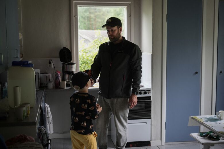 Antiga fazenda localizada no Parque Nacional Isojarvi, acessível apenas por barco ou a pé pela floresta e uma ponte, é um dos doze locais remotos onde os finlandeses podem se candidatar para passar uma semana cuidando de ovelhas | Foto: Alessandro Rampazzo/AFP