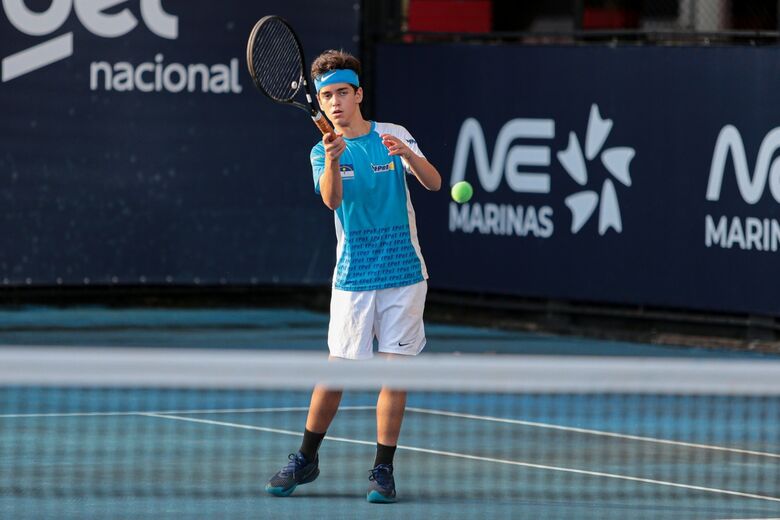 João Vieira, tenista da categoria Sub-14. Foto: Rafael Melo/Folha de Pernambuco