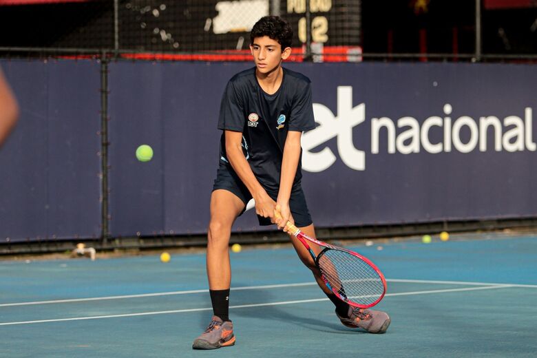 Rafael Daher, tenista da categoria Sub-16. Foto: Rafael Melo/Folha de Pernambuco.
