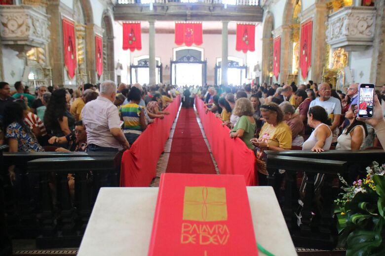  Milhares de fiéis compareceram à basílica para as celebrações deste domingo (13). Foto: Arthur Mota/Folha de Pernambuco.