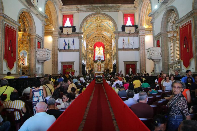  Milhares de fiéis compareceram à basílica para as celebrações deste domingo (13). Foto: Arthur Mota/Folha de Pernambuco.