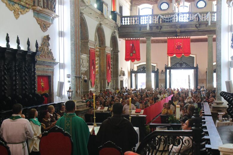  Milhares de fiéis compareceram à basílica para as celebrações deste domingo (13). Foto: Arthur Mota/Folha de Pernambuco.