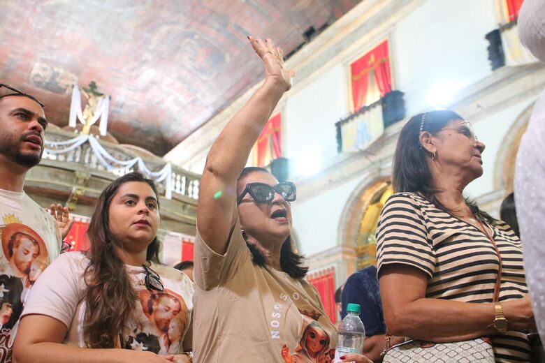  Milhares de fiéis compareceram à basílica para as celebrações deste domingo (13). Foto: Arthur Mota/Folha de Pernambuco.