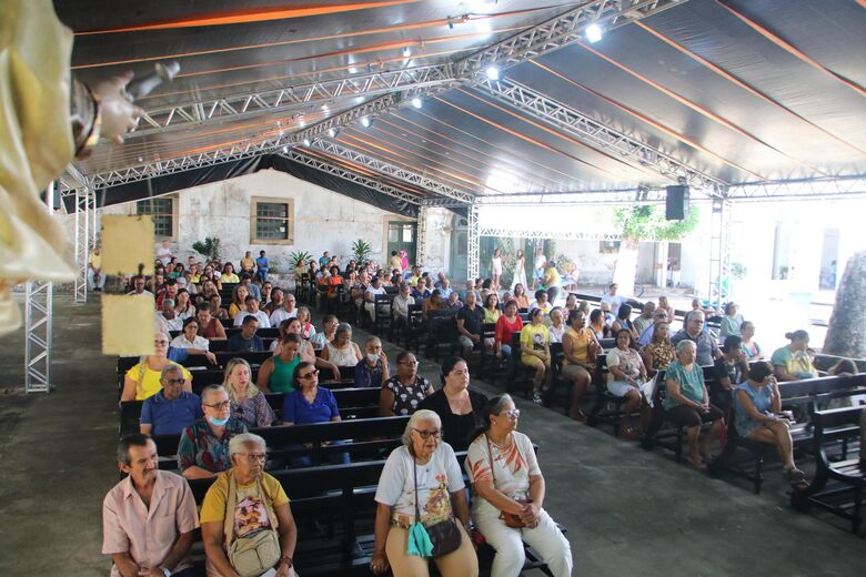  Milhares de fiéis compareceram à basílica para as celebrações deste domingo (13). Foto: Arthur Mota/Folha de Pernambuco.
