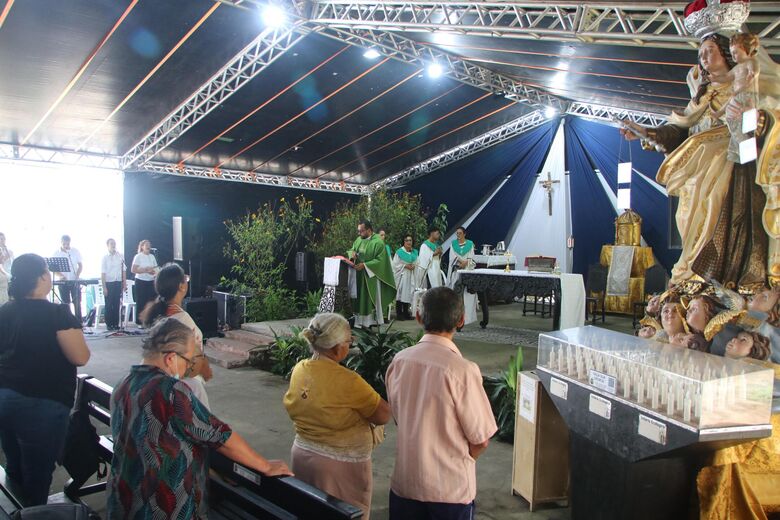  Milhares de fiéis compareceram à basílica para as celebrações deste domingo (13). Foto: Arthur Mota/Folha de Pernambuco.