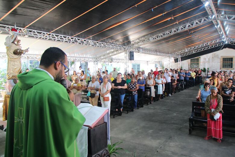  Milhares de fiéis compareceram à basílica para as celebrações deste domingo (13). Foto: Arthur Mota/Folha de Pernambuco.