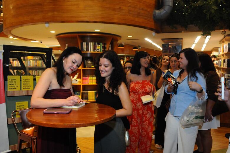 Após o bate-papo, Ana Suy participou de uma noite de autógrafos. Foto: Ricardo Fernandes / Folha de Pernambuco