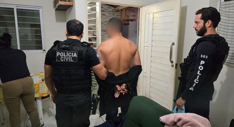 Um dos alvos sendo preso durante a operação | Foto: Polícia Civil de Pernambuco/Divulgação