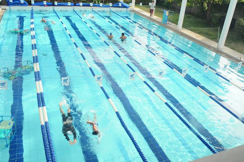 Natação une movimentos aeróbicos, melhora o desempenho físico e bem-estar mental. Foto: Ricardo Fernandes/Folha de Pernambuco