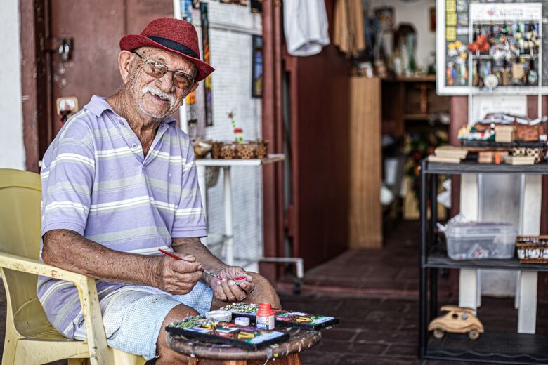 Artesão do Mercado da Ribeira. Foto: Matheus Ribeiro