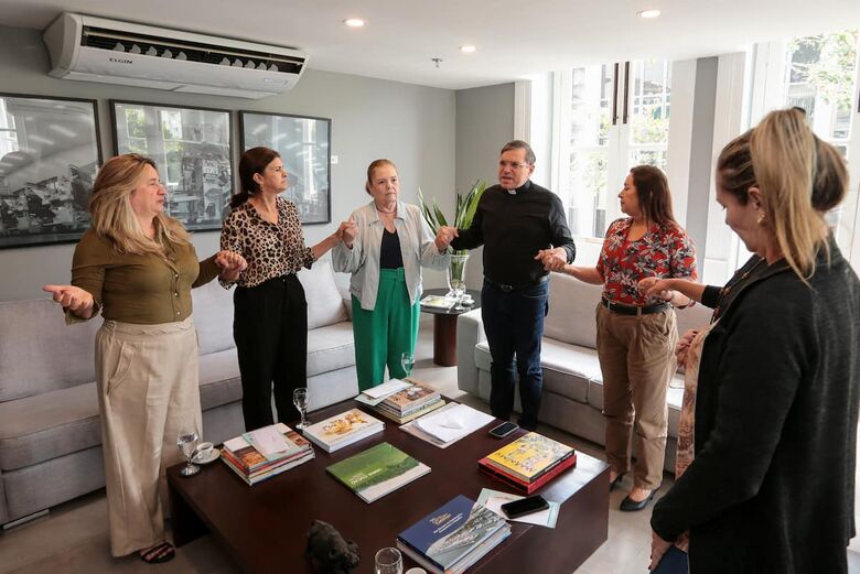 Ao final da visita, Padre Damião Silva realizou um momento de oração e bençãos com a diretoria e colaboradores da Folha de Pernambuco. Foto: Rafael Melo/Folha de Pernambuco.