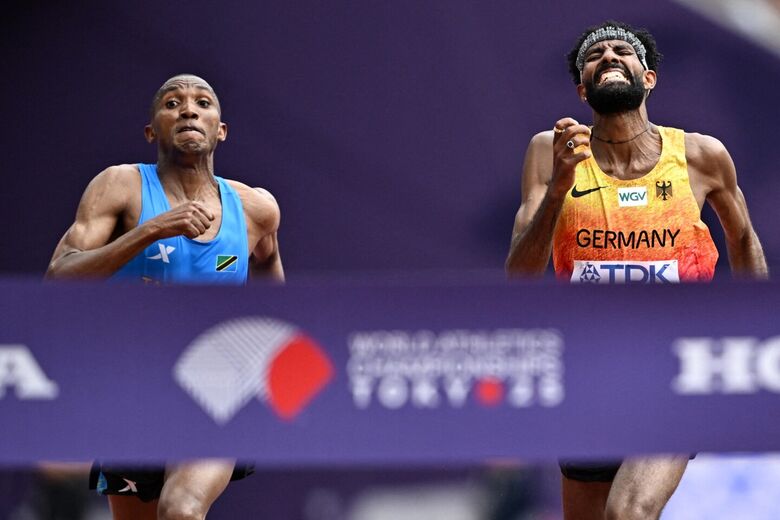 Alemão aparecia na frente instantes antes de alcançar a linha, mas foi superado pelo tanzaniano no último impulso | Foto: Jewel Samad/AFP