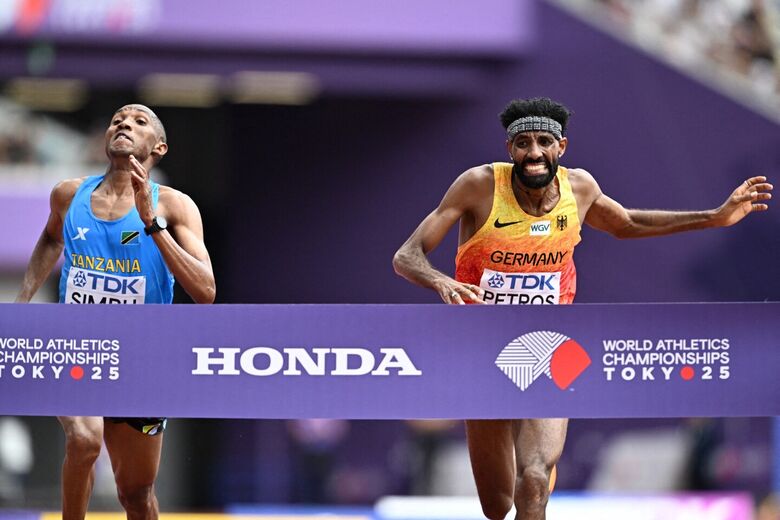 Alemão aparecia na frente instantes antes de alcançar a linha, mas foi superado pelo tanzaniano no último impulso | Foto: Jewel Samad/AFP