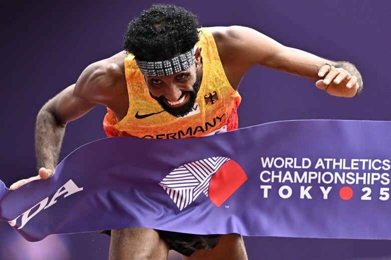 Alemão aparecia na frente instantes antes de alcançar a linha, mas foi superado pelo tanzaniano no último impulso | Foto: Jewel Samad/AFP