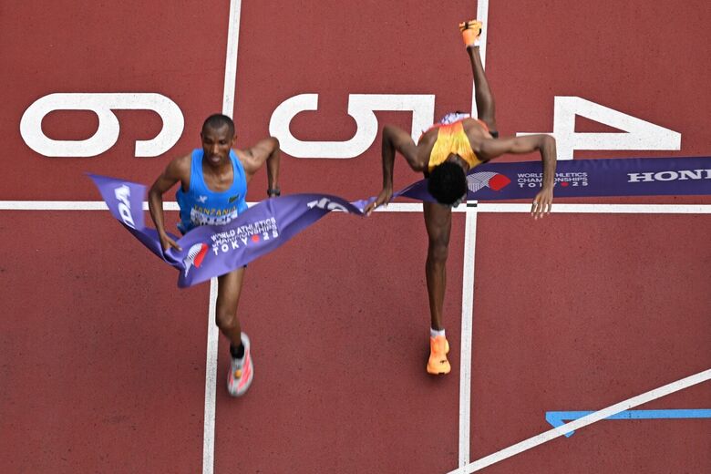 Alemão aparecia na frente instantes antes de alcançar a linha, mas foi superado pelo tanzaniano no último impulso | Foto: Jewel Samad/AFP