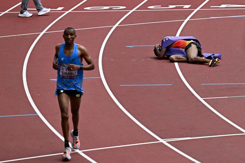 Alemão aparecia na frente instantes antes de alcançar a linha, mas foi superado pelo tanzaniano no último impulso | Foto: Jewel Samad/AFP