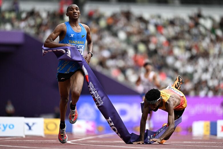 Alemão aparecia na frente instantes antes de alcançar a linha, mas foi superado pelo tanzaniano no último impulso | Foto: Jewel Samad/AFP