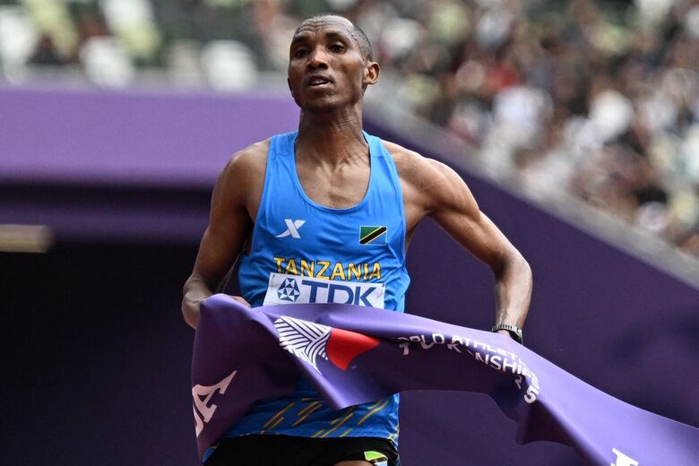 Alemão aparecia na frente instantes antes de alcançar a linha, mas foi superado pelo tanzaniano no último impulso | Foto: Jewel Samad/AFP