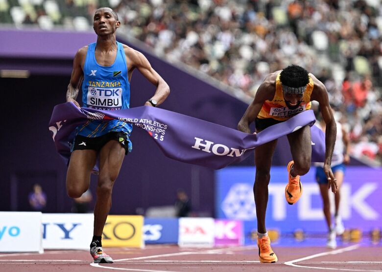 Alemão aparecia na frente instantes antes de alcançar a linha, mas foi superado pelo tanzaniano no último impulso | Foto: Jewel Samad/AFP