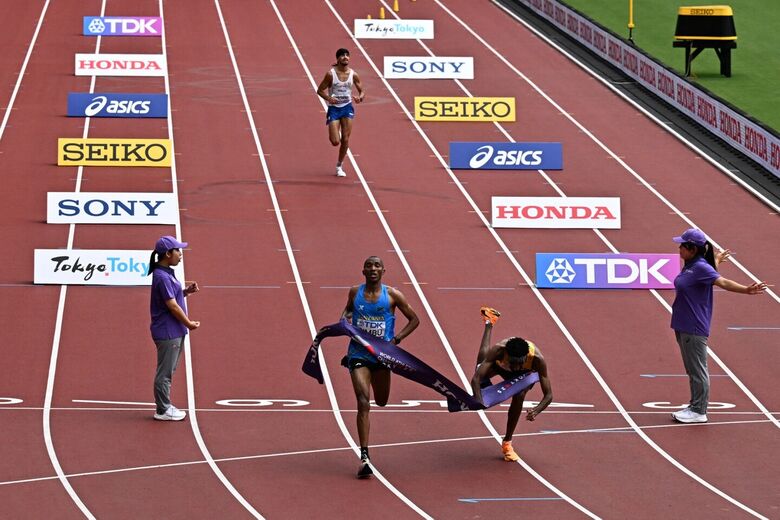Alemão aparecia na frente instantes antes de alcançar a linha, mas foi superado pelo tanzaniano no último impulso | Foto: Jewel Samad/AFP