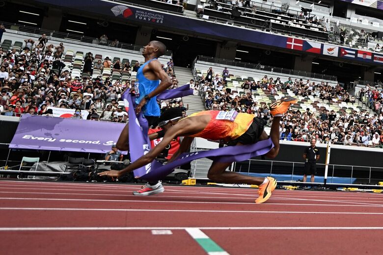 Alemão aparecia na frente instantes antes de alcançar a linha, mas foi superado pelo tanzaniano no último impulso | Foto: Jewel Samad/AFP