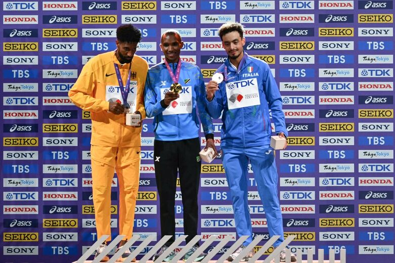 Alemão aparecia na frente instantes antes de alcançar a linha, mas foi superado pelo tanzaniano no último impulso | Foto: Jewel Samad/AFP