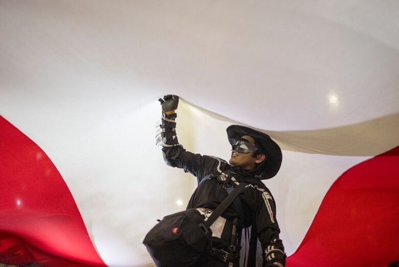Confrontos entre manifestantes e polícia durante protestos contra o governo do Peru. - Foto: Ernesto Benavides/AFP