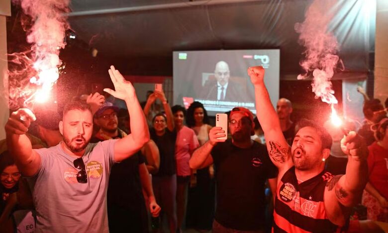 Pessoas no bar comemorando a decisão do Supremo Tribunal Federal sobre o julgamento do ex-presidente Jair Bolsonaro em Brasília, em 11 de setembro de 2025  Foto: Evaristo Sá/AFP

