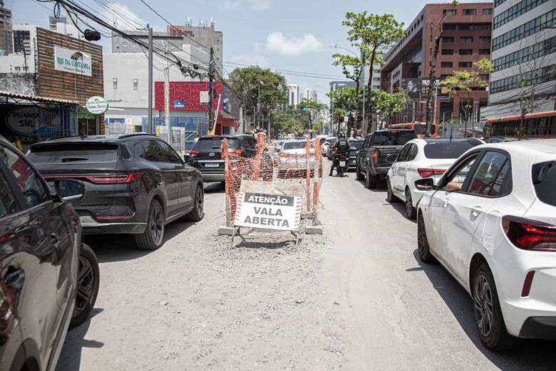 Segundo a Compesa, os trabalhos na Avenida Domingos Ferreira foram iniciados em abril, e estão sendo realizados por etapas. Foto: Matheus Ribeiro/Folha de Pernambuco.