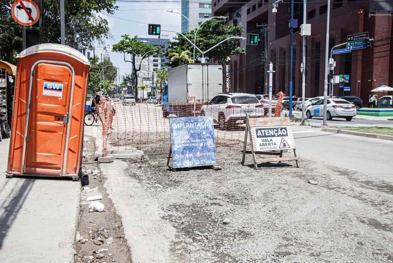 Segundo a Compesa, os trabalhos na Avenida Domingos Ferreira foram iniciados em abril, e estão sendo realizados por etapas. Foto: Matheus Ribeiro/Folha de Pernambuco.